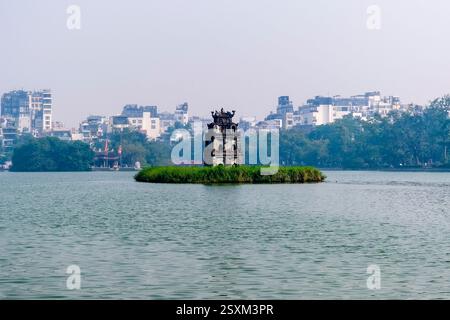 Tour des tortues, Tháp Rùa, une petite tour au milieu du lac de l'épée, lac Hoàn Kiếm, dans le centre historique de Hanoi. Banque D'Images