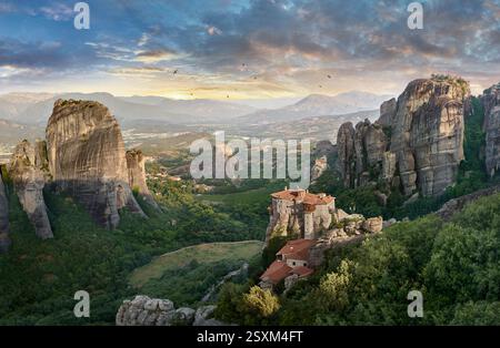Monastère médiéval des Météores de composé Rousanou (Μονή Ρουσάνου) au sommet d'un pilier rocheux dans les montagnes des Météores, Thessalie, Grèce. Banque D'Images