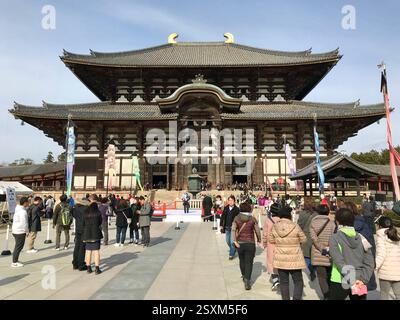 Le temple Todaiji à Nara est surpeuplé par les touristes. Banque D'Images