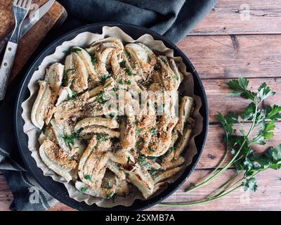 Gratin de fenouil au fromage maison avec parmesan et persil. Nourriture saine et végétarienne. Directement au-dessus. Banque D'Images
