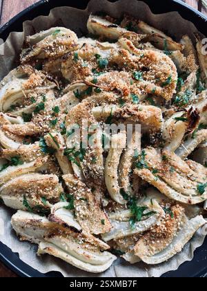 Gratin de fenouil au fromage maison avec parmesan et persil. Nourriture saine et végétarienne. Directement au-dessus. Banque D'Images