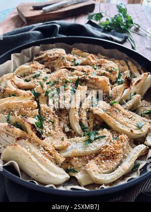 Gratin de fenouil au fromage maison avec parmesan et persil. Nourriture saine et végétarienne. Directement au-dessus. Banque D'Images