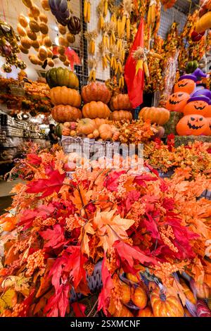 Des feuilles artificielles de couleur orange et d'autres articles pour la décoration d'Halloween sont en vente dans une boutique du centre historique de Hanoi. Banque D'Images