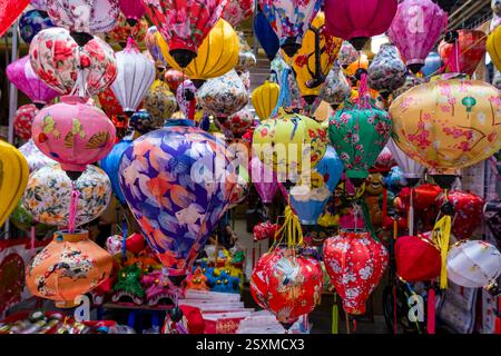 Des lanternes en papier colorées sont proposées à la vente dans un magasin du centre historique de Hanoi. Banque D'Images