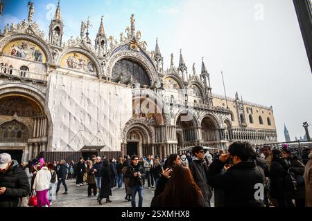 Venise, Italie. 22 février 2025. Les gens prennent part au Carnaval de Venise à la place Mark à Venise, Italie, le 22 février 2025. Photo : Emica Elvedji/PIXSELL crédit : Pixsell/Alamy Live News Banque D'Images