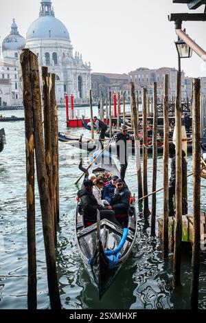 Venise, Italie. 22 février 2025. Les gens prennent part au Carnaval de Venise à la place Mark à Venise, Italie, le 22 février 2025. Photo : Emica Elvedji/PIXSELL crédit : Pixsell/Alamy Live News Banque D'Images
