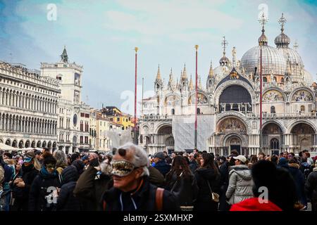 Venise, Italie. 22 février 2025. Les gens prennent part au Carnaval de Venise à la place Mark à Venise, Italie, le 22 février 2025. Photo : Emica Elvedji/PIXSELL crédit : Pixsell/Alamy Live News Banque D'Images