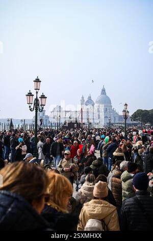 Venise, Italie. 22 février 2025. Les gens prennent part au Carnaval de Venise à la place Mark à Venise, Italie, le 22 février 2025. Photo : Emica Elvedji/PIXSELL crédit : Pixsell/Alamy Live News Banque D'Images