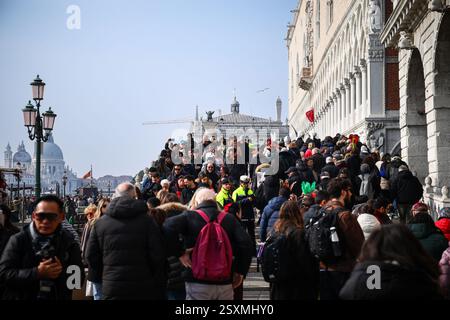 Venise, Italie. 22 février 2025. Les gens prennent part au Carnaval de Venise à la place Mark à Venise, Italie, le 22 février 2025. Photo : Emica Elvedji/PIXSELL crédit : Pixsell/Alamy Live News Banque D'Images