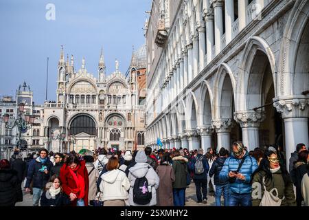 Venise, Italie. 22 février 2025. Les gens prennent part au Carnaval de Venise à la place Mark à Venise, Italie, le 22 février 2025. Photo : Emica Elvedji/PIXSELL crédit : Pixsell/Alamy Live News Banque D'Images