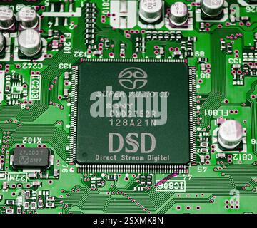 Francfort, Allemagne - 15 juin 2023 : vue rapprochée d'une puce Sony CXD2752R étiquetée Super Audio CD et DSD, entourée de condensateurs et de circuits sur un g. Banque D'Images