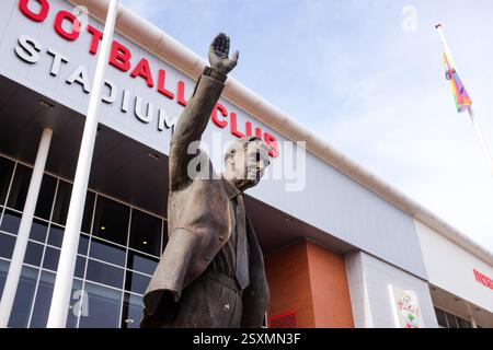 Statue de Sir Ted Bates, ancien entraîneur, directeur et président du Southampton FC devant le stade St Mary Banque D'Images