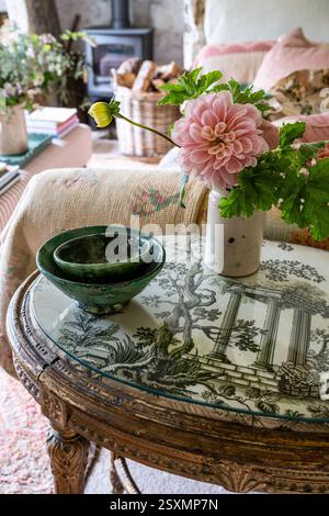 Bols en céramique verte et fleurs coupées sur la table dans Chalford tisserands cottage dans les Cotswolds, Gloucestershire, Angleterre, Royaume-Uni. Banque D'Images