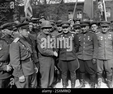 La 69e division américaine et la 58e armée soviétique le 25 avril 1945, lorsque les troupes soviétiques et américaines se rencontrent sur l'Elbe, près de Torgau en Allemagne, marquant une étape importante vers la fin de la seconde Guerre mondiale en Europe. Ce contact entre les Soviétiques, avançant de l'est, et les Américains, avançant de l'ouest, signifiait que les deux puissances avaient effectivement coupé l'Allemagne en deux. Banque D'Images
