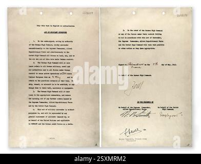 Acte de reddition militaire, signé le 7 mai 1945, par le Haut Commandement allemand, le Commandement allié et le Haut Commandement soviétique qui mit fin à la seconde Guerre mondiale. Banque D'Images