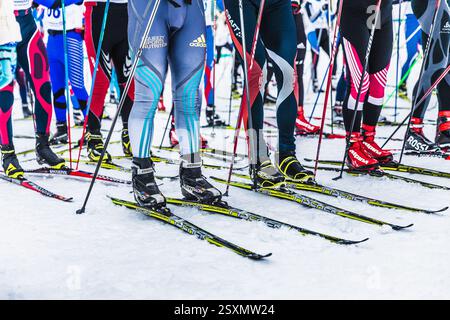 Kyshtym, Russie - 26 mars 2016 : les skieurs de groupe s'alignent au point de départ de la course de ski de fond Banque D'Images