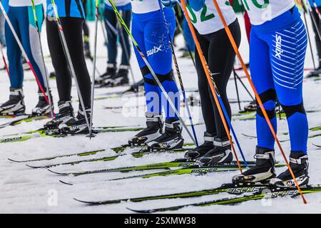 Kyshtym, Russie - 26 mars 2016 : les skieurs de groupe s'alignent au point de départ de la course de ski de fond Banque D'Images