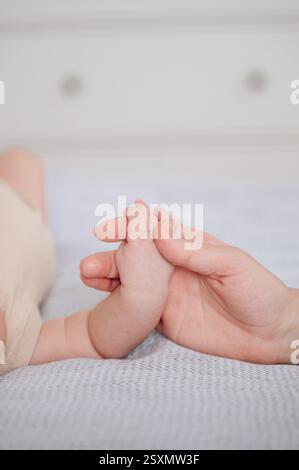 Gros plan de la peau douce et saine d'un nouveau-né, symbolisant les soins doux, l'amour Banque D'Images