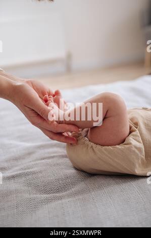 Gros plan de la peau douce et saine d'un nouveau-né, symbolisant les soins doux, l'amour Banque D'Images