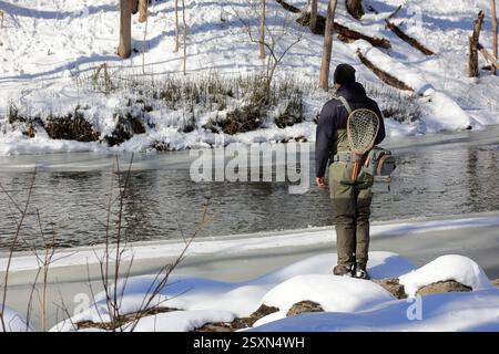 Penfield, NY, USA - 22 février 2025 - les pêcheurs de truite et de saumon profitent d'une saison hivernale pour mouiller une ligne Banque D'Images