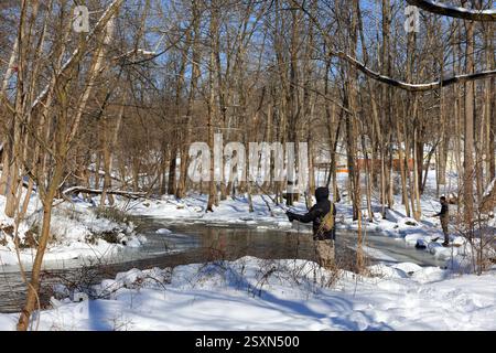 Penfield, NY, USA - 22 février 2025 - les pêcheurs de truite et de saumon profitent d'une saison hivernale pour mouiller une ligne Banque D'Images