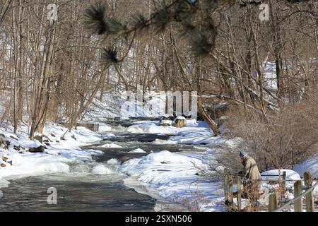 Penfield, NY, USA - 22 février 2025 - les pêcheurs de truite et de saumon profitent d'une saison hivernale pour mouiller une ligne Banque D'Images