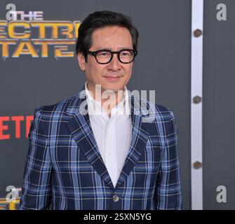 Los Angeles, États-Unis. 24 février 2025. Ke Huy Quan, membre de la distribution, assiste à la première de la comédie de science-fiction de Netflix « The Electric State » au Egyptian Theatre dans la section hollywoodienne de Los Angeles le lundi 24 février 2025. Scénario : une adolescente orpheline traverse l'Ouest américain avec un robot doux, mais mystérieux, et un drifter excentrique à la recherche de son frère cadet. Photo de Jim Ruymen/UPI crédit : UPI/Alamy Live News Banque D'Images