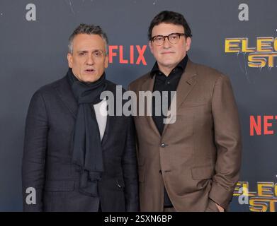 Los Angeles, États-Unis. 24 février 2025. Joe Russo et Anthony Russo assistent à la première de la comédie de science-fiction de Netflix « The Electric State » au Egyptian Theatre dans la section hollywoodienne de Los Angeles le lundi 24 février 2025. Scénario : une adolescente orpheline traverse l'Ouest américain avec un robot doux, mais mystérieux, et un drifter excentrique à la recherche de son frère cadet. Photo de Jim Ruymen/UPI crédit : UPI/Alamy Live News Banque D'Images