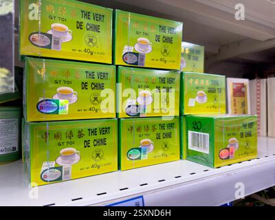 Boîtes de thé vert Chine alignées dans un affichage coloré sur un marché Banque D'Images