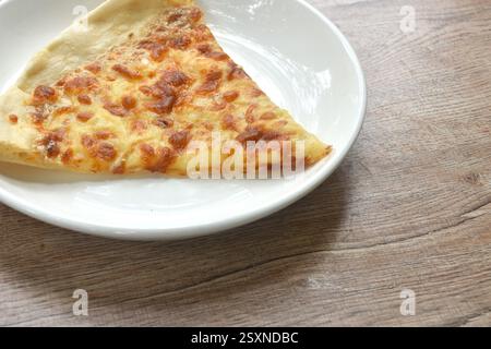 morceau de truffe de garniture de pizza maison sur l'assiette Banque D'Images