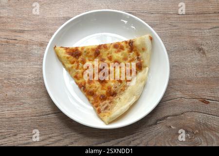 morceau de truffe de garniture de pizza maison sur l'assiette Banque D'Images