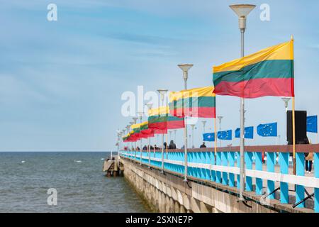 Drapeaux lituaniens agitant avec des drapeaux européens et de l'OTAN sur le pont au bord de la mer à Palanga, la Lituanie est un État balte en Europe Banque D'Images