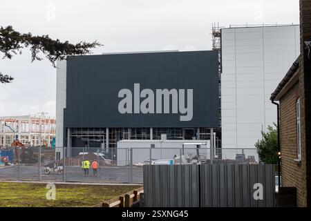 Slough, Berkshire, Royaume-Uni. 25 février 2025. Deux énormes nouveaux centres de données pour Yondr ont été construits sur l'ancien site de fabrication de peintures Akzo Nobel à Wexham Road, Slough, Berkshire. D'autres centres de données sont également en construction sur l'immense site. Slough possède une vaste collection de centres de données, ce qui en fait le plus grand hub de centres de données en Europe. Crédit : Maureen McLean/Alamy Live News Banque D'Images