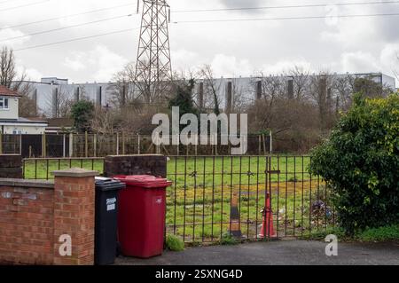 Slough, Berkshire, Royaume-Uni. 25 février 2025. Deux énormes nouveaux centres de données pour Yondr ont été construits sur l'ancien site de fabrication de peintures Akzo Nobel à Wexham Road, Slough, Berkshire. D'autres centres de données sont également en construction sur l'immense site. Slough possède une vaste collection de centres de données, ce qui en fait le plus grand hub de centres de données en Europe. Crédit : Maureen McLean/Alamy Live News Banque D'Images