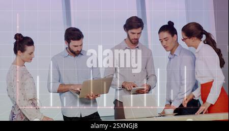 Les gens d'affaires travaillant avec des ordinateurs portables et des tablettes, image de visualisation de données au-dessus d'eux Banque D'Images