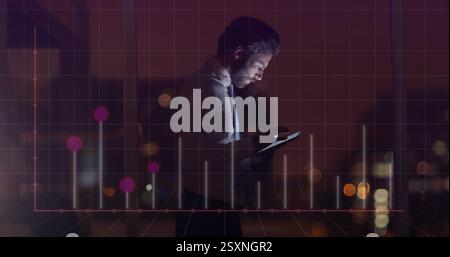 Analyser les données sur tablette, homme d'affaires avec l'image de graphique à barres sur les lumières de la ville Banque D'Images