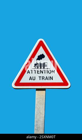 Méfiez-vous du panneau de train en français sur un poteau Banque D'Images