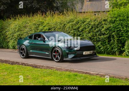 2020 Dark Highland Green Metallic Ford Mustang Bullitt Ti-VCT V8 459 Coupe essence 5038 cc conduite dans le domaine historique de Worden Park, Leyland, Royaume-Uni Banque D'Images