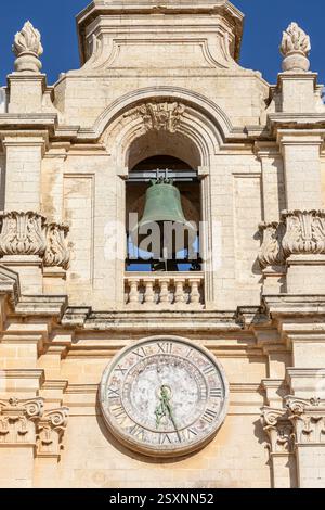 L'un des deux clochers avec horloge sur le devant de équipé Cathédrale de Paul, Pjazza San Pawl à Mdina, Malte. Reconstruit dans le style baroque c1700. Banque D'Images