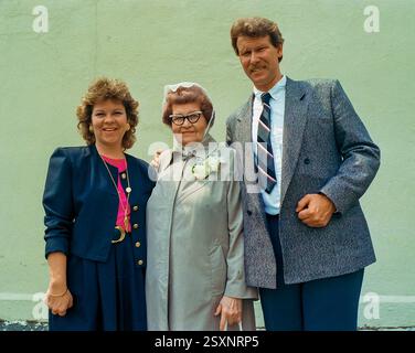 Montclair, New Jersey, États-Unis, personnes de groupe, Portrait de famille américain, seniors, couple d'âge moyen avec mère senior, vêtements formels, debout, hommes des années 1980 mode USA classe moyenne Banque D'Images