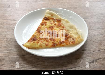 morceau de truffe de garniture de pizza maison sur l'assiette Banque D'Images
