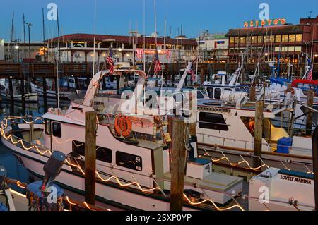 Des lumières de Noël ornent les navires dans Fisherman's Wharf de San Francisco Banque D'Images