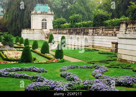 Un jardin anglais se trouve derrière les ormes à Newport, Rhode Island Banque D'Images