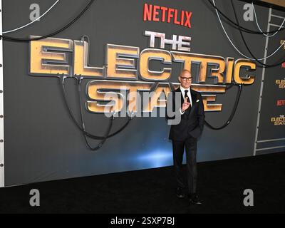 24 février 2025, Hollywood, Californie, États-Unis : 24 février 2025 - Hollywood, Californie - Stanley Tucci. ''The Electric State'' première mondiale au Théâtre égyptien. (Crédit image : © Billy Bennight/ZUMA Press Wire) USAGE ÉDITORIAL SEULEMENT! Non destiné à UN USAGE commercial ! Banque D'Images
