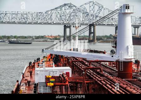 Nouvelle-Orléans, Louisiane, États-Unis, 3 novembre 2012 – fleuve Mississippi. Le pétrolier passe sous le pont Banque D'Images