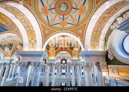 WASHINGTON DC — le Great Hall de la Bibliothèque du Congrès Thomas Jefferson Building présente un intérieur Beaux-Arts orné avec des escaliers en marbre, des sculptures décoratives putti et des plafonds élaborés. Achevé en 1897, le bâtiment représentait une réalisation nationale sans précédent et était considéré comme la bibliothèque la plus grande, la plus coûteuse et la plus sûre au monde à l'époque. La salle contient des œuvres de près de cinquante peintres et sculpteurs américains, dont les putti de Philip Martiny sur le grand escalier et la mosaïque de Minerve d'Elihu Vedder. Banque D'Images