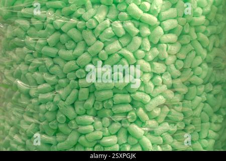 Puces d'emballage biodégradables vertes écrous matériau de remplissage motif de texture Banque D'Images