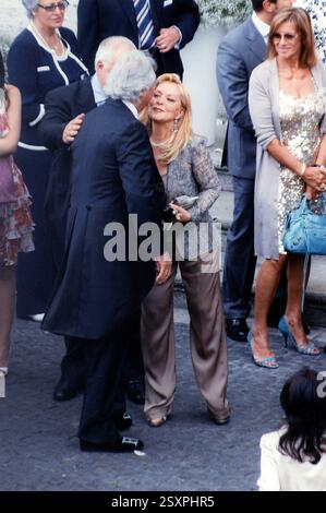 14 Giugno 2008 Roma Archivio Storico Olycom/Lapresse Flavio Briatore (Verzuolo, 12 aprile 1950) è un imprenditore, dirigente d'azienda, dirigente sportivo, personaggio televisivo e socialite Italiano. È conosciuto principalmente per essere stato team manager in Formula 1, con la scuderia Benetton poi divenuta Renault, e per essere a capo del Gruppo internazionale di Hospitality di lusso Majestas, précédentemente nota come Billionaire Life. Nella Foto : matrimonio Flavio Briatore e Elisabetta Gregoraci, Briatore bacia Silvana Giacobini dans la photo : Flavio Briatore et Elisabetta Gregoraci's We Banque D'Images