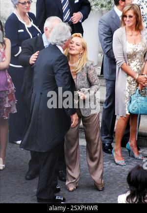 14 Giugno 2008 Roma Archivio Storico Olycom/Lapresse Flavio Briatore (Verzuolo, 12 aprile 1950) è un imprenditore, dirigente d'azienda, dirigente sportivo, personaggio televisivo e socialite Italiano. È conosciuto principalmente per essere stato team manager in Formula 1, con la scuderia Benetton poi divenuta Renault, e per essere a capo del Gruppo internazionale di Hospitality di lusso Majestas, précédentemente nota come Billionaire Life. Nella Foto : matrimonio Flavio Briatore e Elisabetta Gregoraci, Briatore bacia Silvana Giacobini dans la photo : Flavio Briatore et Elisabetta Gregoraci's We Banque D'Images