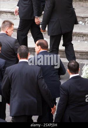 14 Giugno 2008 Roma Archivio Storico Olycom/Lapresse Flavio Briatore (Verzuolo, 12 aprile 1950) è un imprenditore, dirigente d'azienda, dirigente sportivo, personaggio televisivo e socialite Italiano. È conosciuto principalmente per essere stato team manager in Formula 1, con la scuderia Benetton poi divenuta Renault, e per essere a capo del Gruppo internazionale di Hospitality di lusso Majestas, précédentemente nota come Billionaire Life. Nella Foto : matrimonio Flavio Briatore e Elisabetta Gregoraci, l'arrivo Silvio Berlusconi dans la photo : mariage de Flavio Briatore et Elisabetta Gregoraci, Banque D'Images